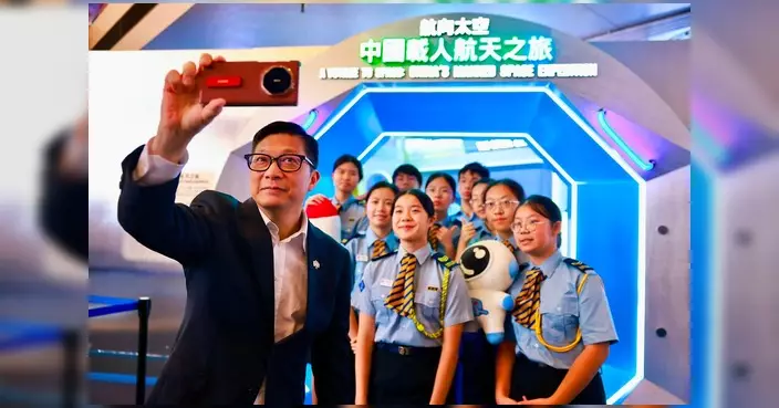 鄧炳強七一與民安隊少年團遊太空館 分享黎家盈當年故事