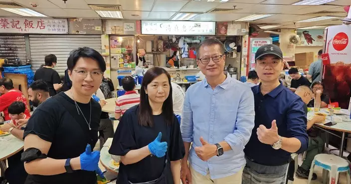 陳茂波七一偕同事品嚐地道美食 齊享節日喜悅