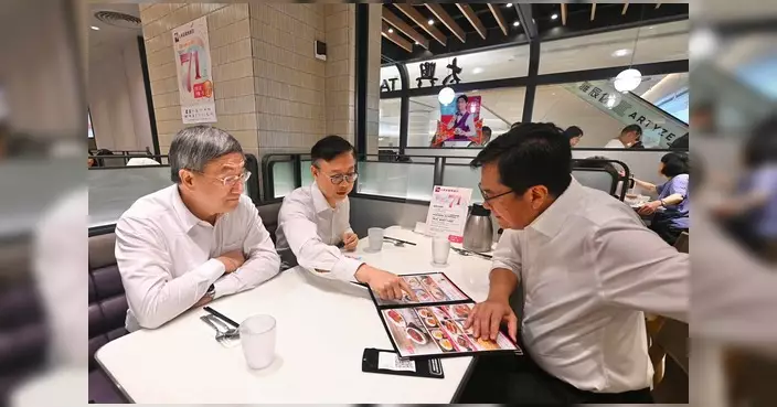 卓永興偕兩副司長七一折撐茶記 齊賀回歸