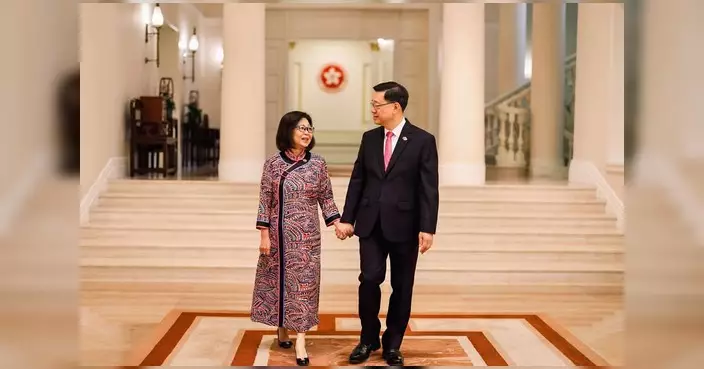 李家超與太太出席七一慶祝活動 感謝太太長久相伴扶持