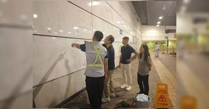 陳學鋒劉舜婷及葉培基凌晨視察東涌巴士總站清潔情況