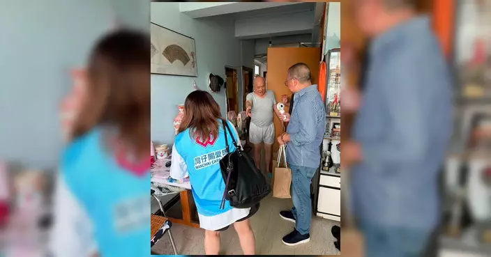 李文龍聯同天后關愛隊探訪三無大廈長者 送上福袋協助申請平安鐘