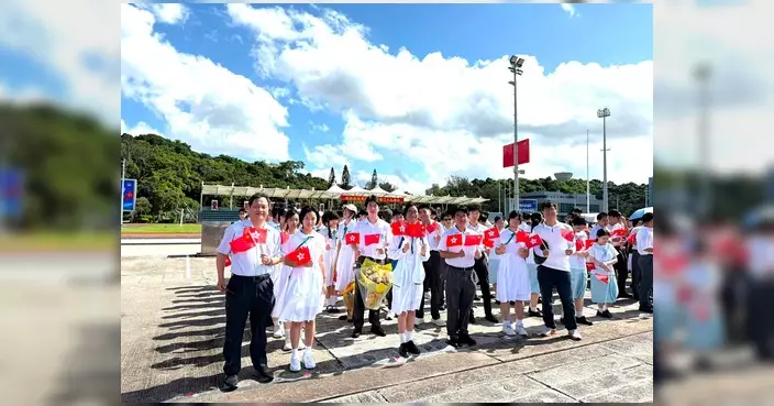 培僑中學師生歡迎海軍南寧艦編隊抵港 首批登艦參觀感震撼