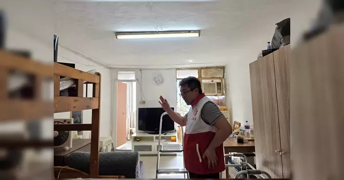 馮沛賢聯同義工家訪 為獨居長者更換光管照亮家居