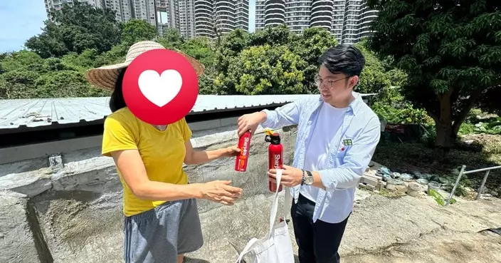 南區團隊聯同關愛隊再到水菜田村派發迷你滅火筒