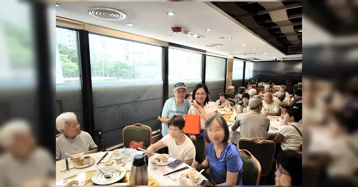 愛俊關愛隊辦敬老茶聚 左滙雄與長者話家常
