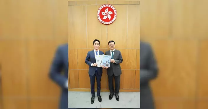 莊家彬向特首提交《香港五年規劃》及《施政報告》建議書