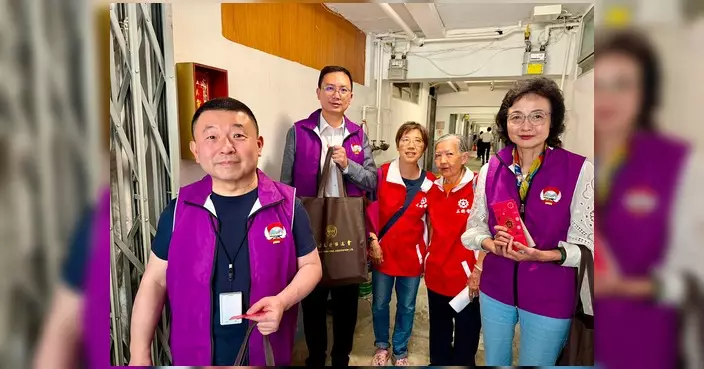 李鎮強落區探訪柴灣基層家庭 送上福袋了解生活所需