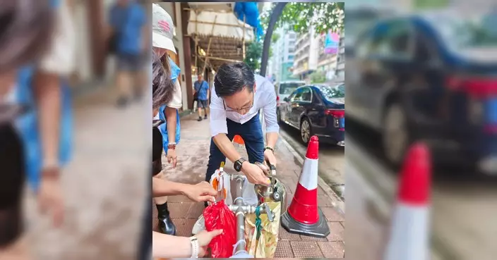 穆家駿劉珮珊聯同關愛隊 為駱克道停水居民送水應急