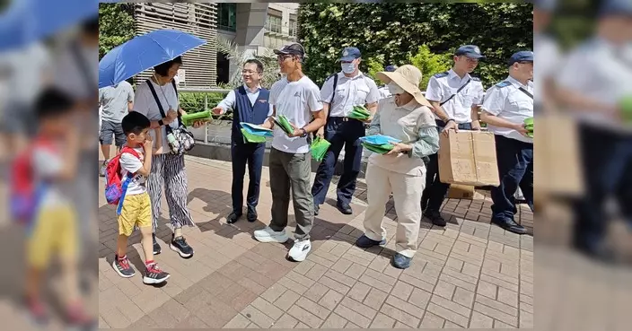 張展鵬聯同食環署將軍澳站派傳單 籲居民定期清理積水防蚊患