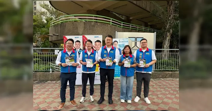 姚銘聯同民建聯團隊天耀邨派發工作報告 與街坊交流聆聽意見