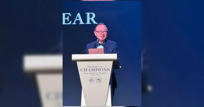 蕭煒忠偕太太出席冠軍人馬獎頒獎典禮 兩匹不敗之師同膺香港馬王