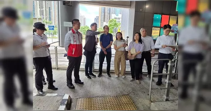 視察尚德坑口交通交匯處 黃遠康促優化候車環境及改善巴士服務
