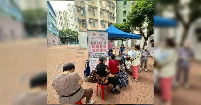 富恩關愛隊天富苑設健康服務站 為長者量血壓講解健康指標