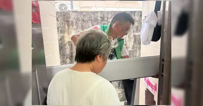 北區上水鄉郊關愛隊為坑頭村長者安裝擋水閘 應對雨季水患