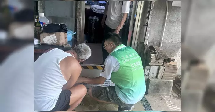 北區上水鄉郊關愛隊為坑頭村街坊安裝擋水閘 應對雨季水患
