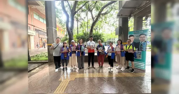 吳啟泰風雨不改率義工隊頌德樓設街站派發單張