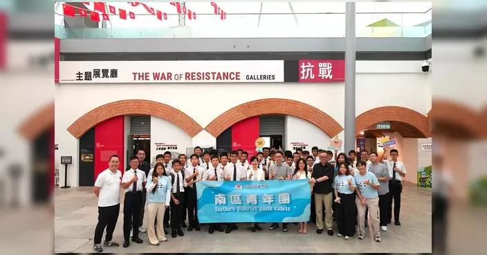 南區青年團辦抗戰博物館導賞團 何永賢與逾百學生同場參觀