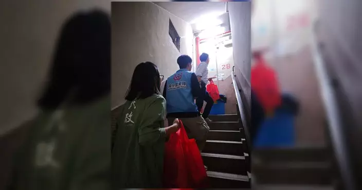 灣仔大廈三部電梯全故障 民政專員聯同區議員上門探訪送物資