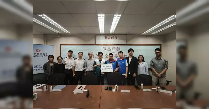 伍志華團隊與多部門開會 商討葵盛西邨圍封百葉窗工程