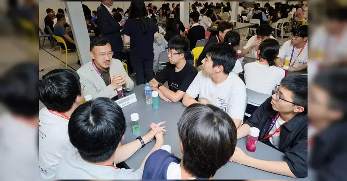黃馳與中學生暢談大灣區跨域治理 分享政協工作經驗