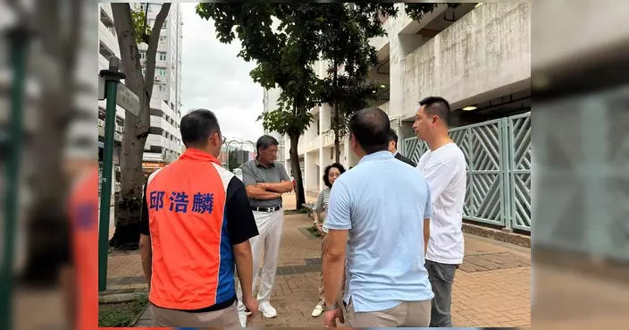陳權軍聯同區議員食環巡西貢後巷 檢視衛生垃圾問題