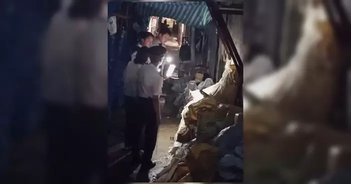 鄧雯蕙越毅強聯同食環署視察鳳凰村 跟進垃圾堆積蟲鼠問題
