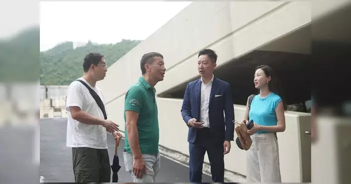 李梓敬聯同團隊視察沙田天橋 跟進鐵板濕滑及滴水問題