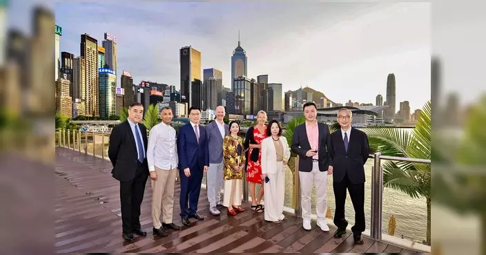 邱達根接待多國出版界代表 海外友人讚嘆香港夜景
