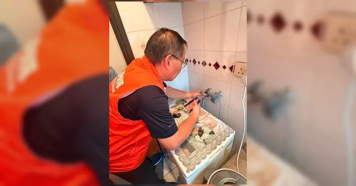 獨居長者換洗衣機無力拆舊機 關愛隊上門協助搬運