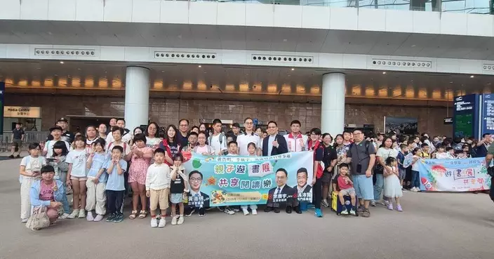 馮沛賢聯同李廣宇黃浩明辦書展參觀活動 與屯門街坊共享書香