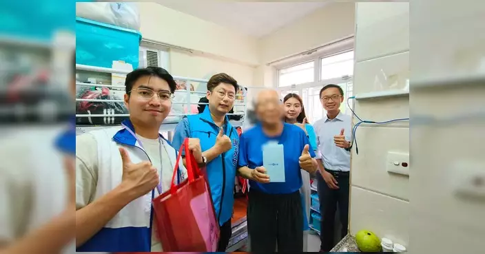 謝永恒聯同中電探訪屯門基層 為劏房戶貼隔熱膜送清涼