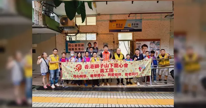 越毅強黃大仙下邨派福袋 與義工團隊向長者送暖