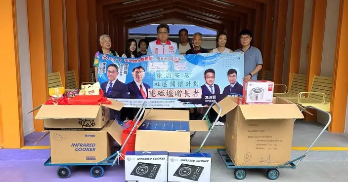 馮沛賢聯同義工家訪送電磁爐 助長者煮食更安全