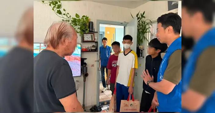 曉山興晴景關愛隊隊長鄧焯謙與隊員 陪同SEN學生探訪獨居長者