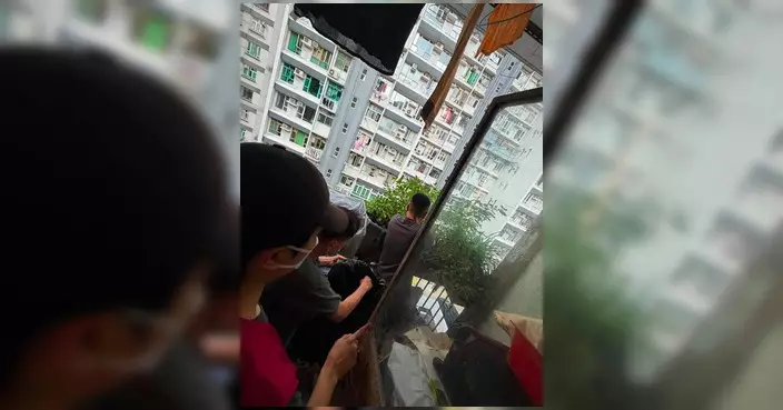 鰂魚涌關愛隊聯同法團上門助雙老長者清理露台雜物