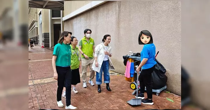 陳凱欣風暴後落區視察 聯同關愛隊巡深水埗長沙灣