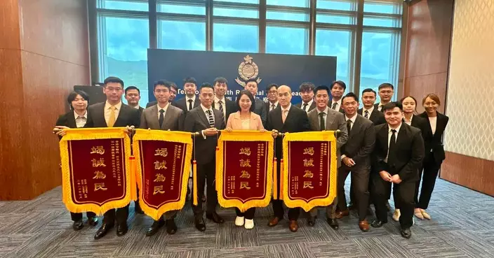 郭芙蓉聯同陳恒鑌致送錦旗 表揚警隊搗破葵涌「鬼油站」