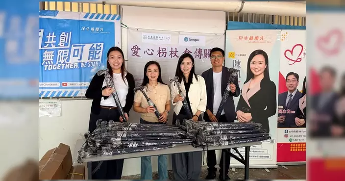 陳凱欣聯同黃家麒大坑東邨派發愛心拐杖傘 一物兩用便利長者出行