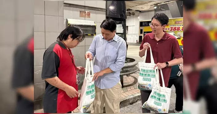 鄧家彪聯同工會探訪前線司機 推廣高溫工作安全