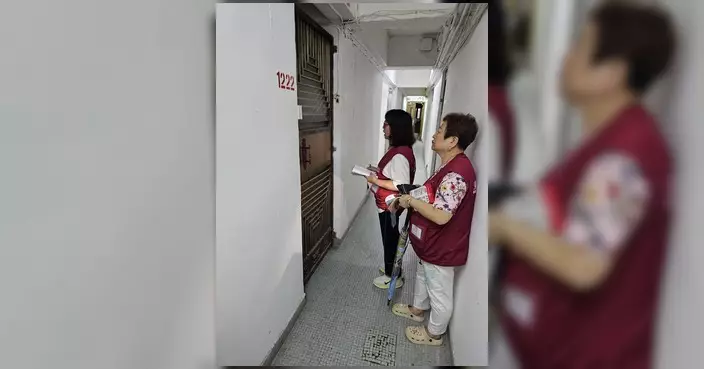 東區柏架山關愛隊持續家訪 送拐杖傘拉麵傳遞社區溫暖