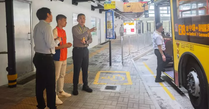 城巴調整東涌路線後首個上班日 葉培基實地視察提改善建議
