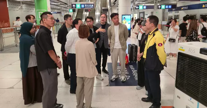 楊鎮華聯同團隊視察西九龍一帶行人指示路標 促優化步行設施