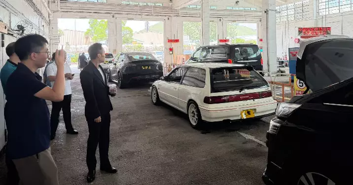 何敬康視察元朗綜合檢測中心 了解車檢流程及標準