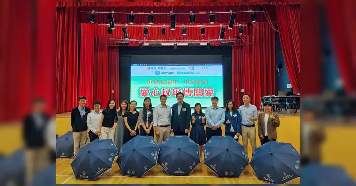 鄧家彪聯同陳沛良辦煤氣安全講座 向長者派愛心拐杖傘