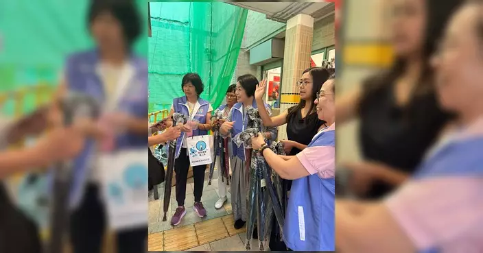 家維關愛隊派發助行拐杖 為區內長者送上貼心保障