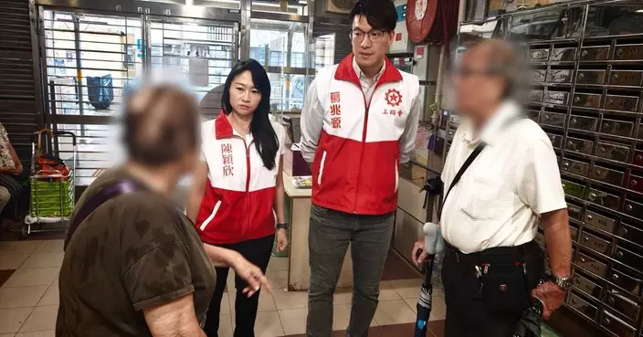 陳穎欣聯同葛兆源福來邨派發愛心福袋 上門探訪長者送關懷