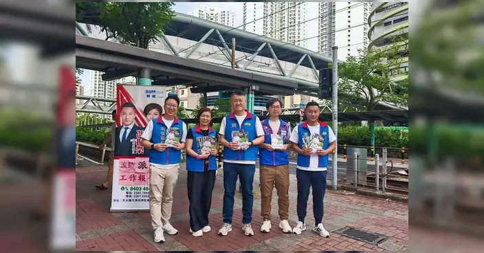 姚銘聯同團隊設街站派發工作報告 匯報立法會上半年成果