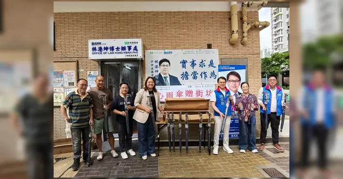陳克勤聯同義工石門派發愛心拐杖傘 長者讚設計實用