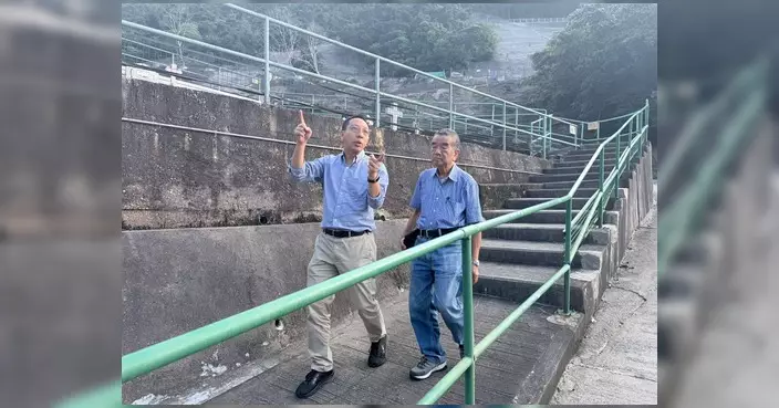 林偉江實地視察柴灣墳場私家路 關注掃墓市民出行安排